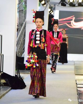 千年织锦踏上时尚T台 梁河阿昌族服饰闪耀昆明民族时装周